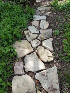 campagne-hebergement-oreilles-delicates-barbecue-tourisme-chemin-dalles-pierres-brutes