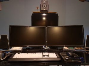 enregistrement-studio-oreilles-delicates-bureau-ingenieur-son-ecouteurs-ecrans-clavier-souris-ampli-musique