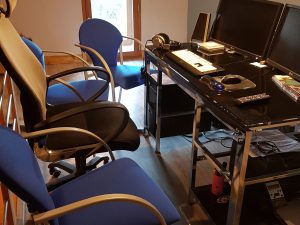 enregistrement-studio-oreilles-delicates-bureau-ingenieur-son-sieges-clients-bleu-2-horizontale