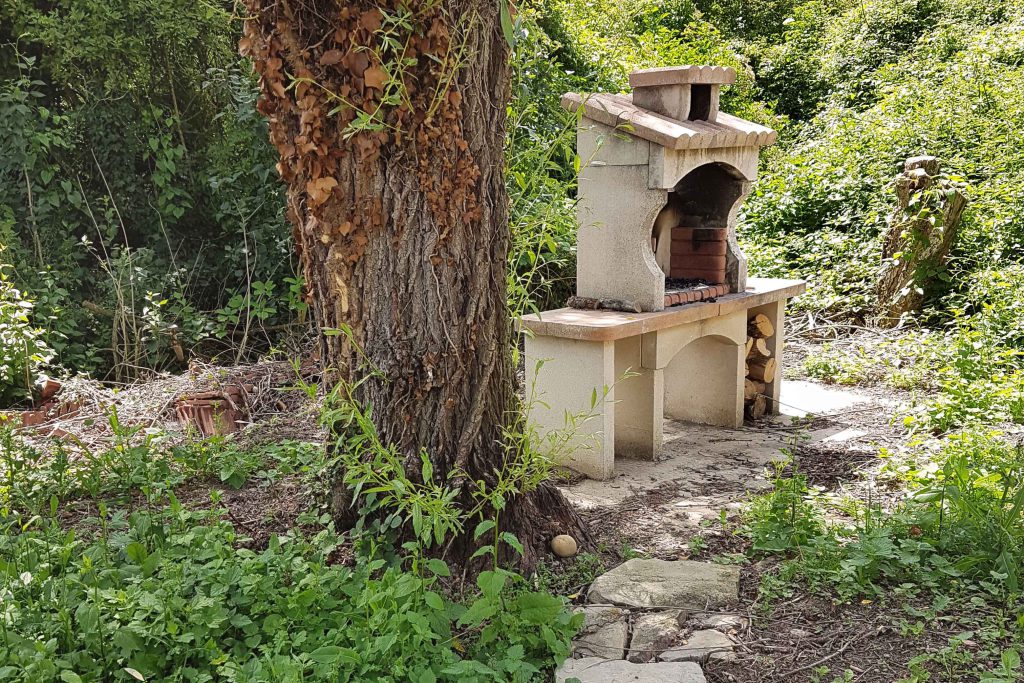 Exterieur campagne chemin et barbecue : Richesse touristique voisine, prix de la prestation vraiment abordable, croisement géographique en Rhöne-Alpes...