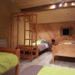 hebergement-campagne-oreilles-delicates-chambre-couchage-lits-etagere-nuit