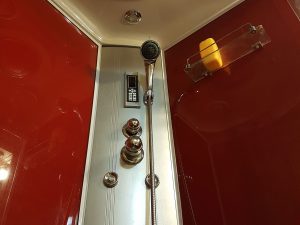 hebergement-campagne-oreilles-delicates-salle-de-bain-douche-jets-eau-haute-rouge-horizontale