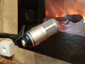 prise-de-son-oreilles-delicates-espace-detente-micro-haut-de-gamme-cheminee