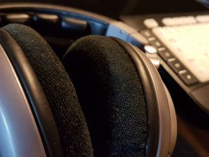 son-binaural-3d-oreilles-delicates-bureau-ingenieur-son-casque-audio-ecouteurs-ecrans-clavier-souris-cd-musique