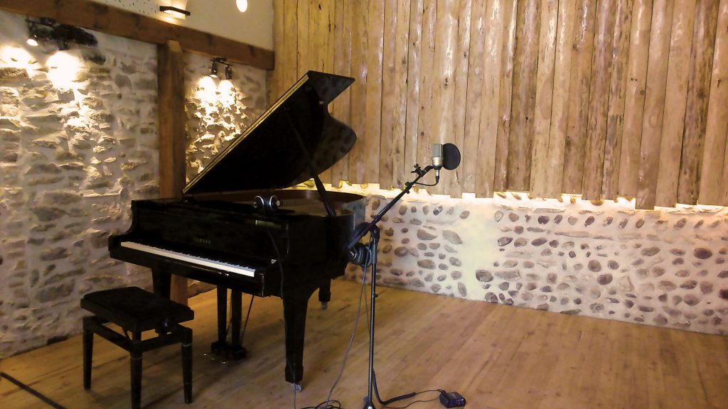 studio avec matériel haut de gamme, atmosphère seraine et chaleureuse, acoustique variable et modulable, prise de son aérée...