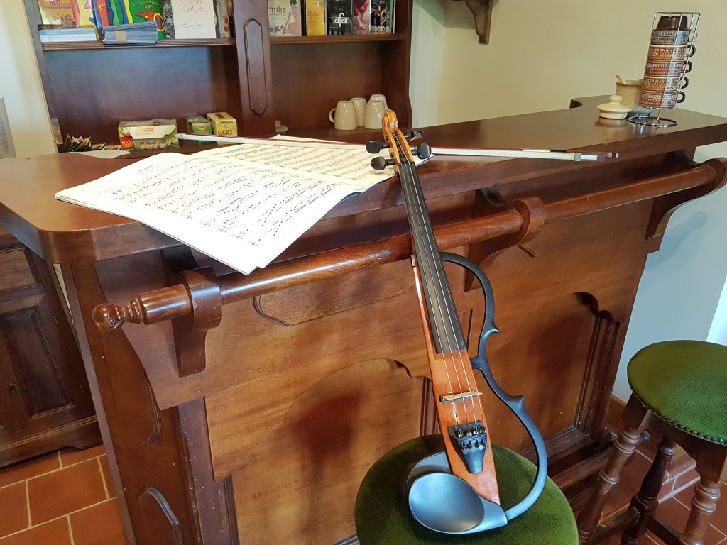 studio-enregistrement-oreilles-delicates-espace-detente-bar-ancien-violon-electrique-partitions