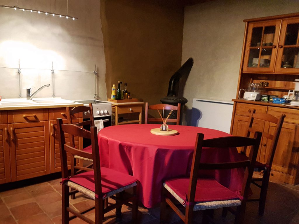 Hébergement : Au calme dans la campagne, environnement pur, naturel et chaleureux, logement équipé et couchage 4 personnes...