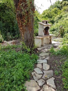 campagne-hebergement-oreilles-delicates-barbecue-tourisme-partage-amis-musique-nature-tronc-arbres-chemin-dalles-pierres-brutes