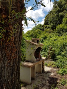 campagne-hebergement-oreilles-delicates-barbecue-tourisme-partage-amis-musique-nature-tronc-arbres