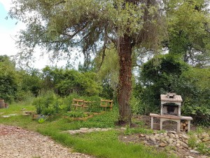 campagne-hebergement-oreilles-delicates-construction-exterieur-jardin-barbecue-potager-chemin