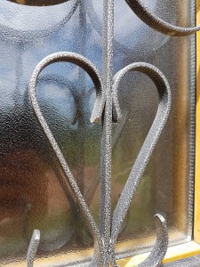 campagne-hebergement-oreilles-delicates-construction-exterieur-ornement-chaleureux-porte-entree-verre-acier