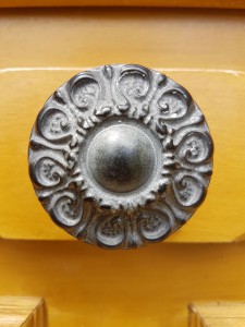 campagne-hebergement-oreilles-delicates-construction-exterieur-poignee-porte-entree-ornements-acier-bois