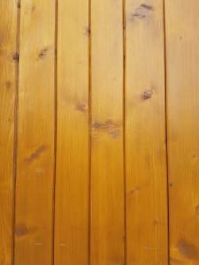 campagne-hebergement-oreilles-delicates-construction-exterieur-volet-bois-verni