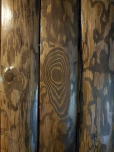 enregistrement-studio-oreilles-delicates-bureau-ingenieur-son-acoustique-bois-brut-laque