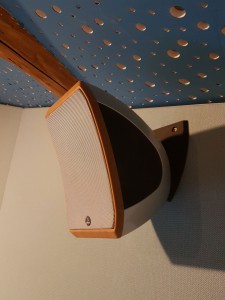 enregistrement-studio-oreilles-delicates-bureau-ingenieur-son-amplificateur-stereo-droit