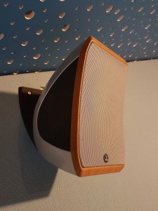 enregistrement-studio-oreilles-delicates-bureau-ingenieur-son-amplificateur-stereo-gauche