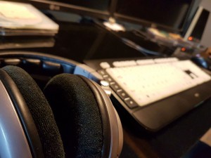 enregistrement-studio-oreilles-delicates-bureau-ingenieur-son-casque-audio-ecouteurs-ecrans-clavier-souris-cd-musique 