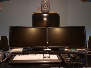 enregistrement-studio-oreilles-delicates-bureau-ingenieur-son-ecouteurs-ecrans-clavier-souris-ampli-musique 