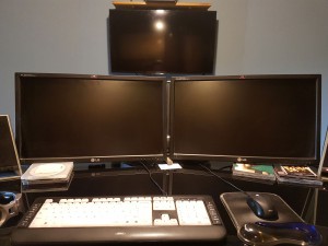 enregistrement-studio-oreilles-delicates-bureau-ingenieur-son-ecouteurs-ecrans-clavier-souris-musique 