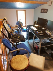 enregistrement-studio-oreilles-delicates-bureau-ingenieur-son-instruments-vie-djembe-clarinette-trompette-violon-micro-saxophone-gadget-musical-1 