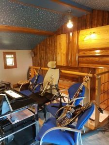 enregistrement-studio-oreilles-delicates-bureau-ingenieur-son-instruments-vie-djembe-clarinette-trompette-violon-micro-saxophone-gadget-musical-2 