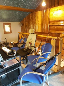 enregistrement-studio-oreilles-delicates-bureau-ingenieur-son-instruments-vie-djembe-clarinette-trompette-violon-micro-saxophone-gadget-musical-3 