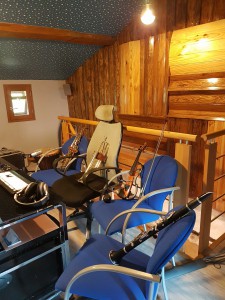 enregistrement-studio-oreilles-delicates-bureau-ingenieur-son-instruments-vie-djembe-clarinette-trompette-violon-micro-saxophone-gadget-musical-4 