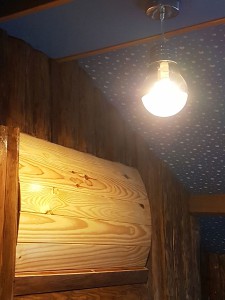 enregistrement-studio-oreilles-delicates-bureau-ingenieur-son-mur-acoustique-bois-laque-lumiere-solaire 