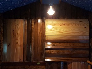 enregistrement-studio-oreilles-delicates-bureau-ingenieur-son-mur-acoustique-professionnel-bois-laque-lumiere-solaire 