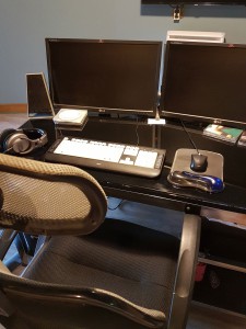 enregistrement-studio-oreilles-delicates-bureau-ingenieur-son-siege-ecouteurs-ecrans-clavier-souris-cd-casque-audio-musique 