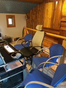 enregistrement-studio-oreilles-delicates-bureau-ingenieur-son-sieges-clients-bleu-1 