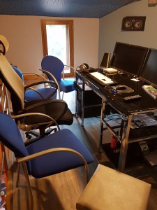 enregistrement-studio-oreilles-delicates-bureau-ingenieur-son-sieges-clients-bleu-2 