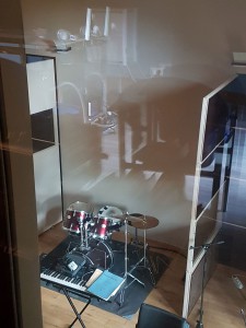 enregistrement-studio-oreilles-delicates-bureau-ingenieur-son-vue-espace-musical-aere