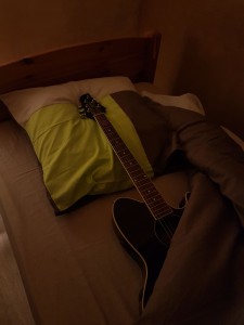 hebergement-campagne-oreilles-delicates-chambre-couchage-lit-guitare-draps