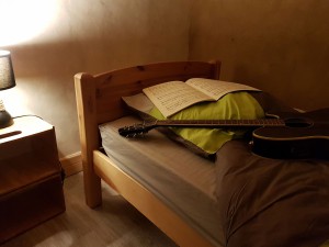 hebergement-campagne-oreilles-delicates-chambre-couchage-lit-partitions-lusicale-guitare-nuit
