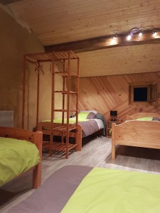 hebergement-campagne-oreilles-delicates-chambre-couchage-lits-etagere-nuit