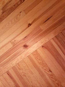 hebergement-campagne-oreilles-delicates-chambre-couchage-mur-lattes-bois-croisement