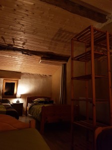 hebergement-campagne-oreilles-delicates-chambre-couchage-nuit-repos-lits-etagere