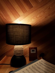 hebergement-campagne-oreilles-delicates-chambre-couchage-partitions-musicales-lampe-chevet-reveil