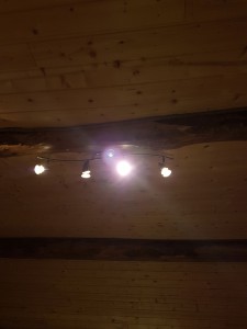 hebergement-campagne-oreilles-delicates-chambre-eclairage-nuit-couchage-plafont-poutre-bois 