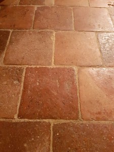 hebergement-campagne-oreilles-delicates-cuisine-salon-carrelage-dallage-brique-pierre 