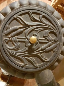 hebergement-campagne-oreilles-delicates-cuisine-salon-couvercle-poele-a-bois-traditionnel-rond-ornements 