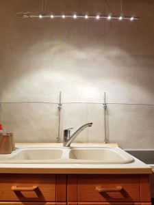 hebergement-campagne-oreilles-delicates-cuisine-salon-evier-lumineux-bois 