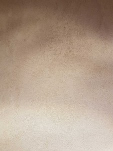 hebergement-campagne-oreilles-delicates-cuisine-salon-mur-terre-blanc 