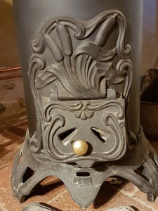 hebergement-campagne-oreilles-delicates-cuisine-salon-poele-a-acier-acier-traditionnel-visage 