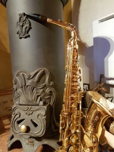 hebergement-campagne-oreilles-delicates-cuisine-salon-poele-a-bois-saxophone-acier-cuivre  