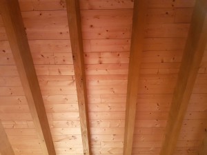 hebergement-campagne-oreilles-delicates-cuisine-salon-poutres-bois-plafond   