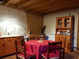 hebergement-campagne-oreilles-delicates-cuisine-salon-table-chaise-bois-lavabo-poele-armoire   