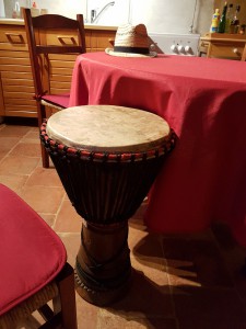 hebergement-campagne-oreilles-delicates-cuisine-salon-table-djembe-chapeau-paille-vacances   