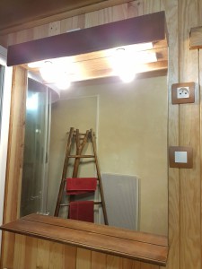 hebergement-campagne-oreilles-delicates-salle-de-bain-miroir-porte-serviettes-eclairage-bois   